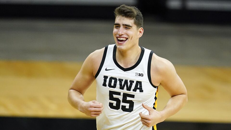 Third-ranked Iowa rolls as Luka Garza continues his offensive