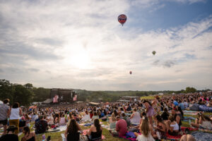 Ballons over Hinterland crowd